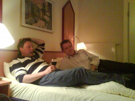 Anders och Mikael på motellrum i Bremen innan färd till Scoma i Jever